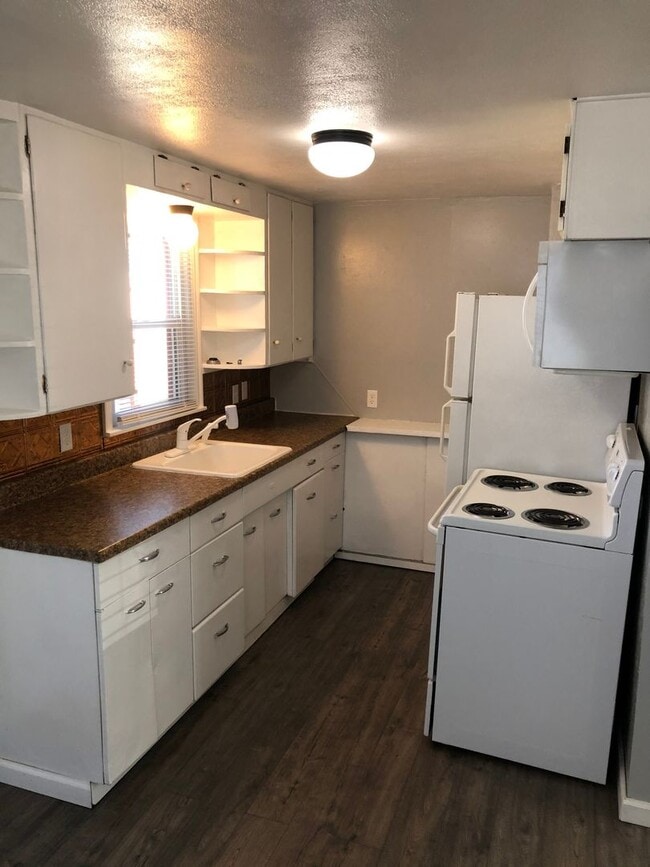 Building Photo - Clean & cozy 2 bedroom 1 bath Rancher comi...