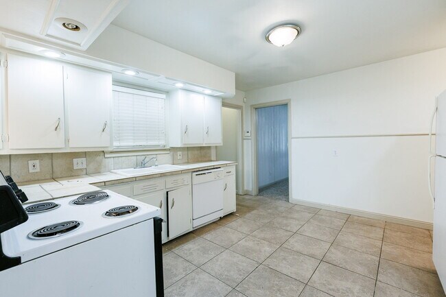 Building Photo - 4 Bedroom in Tech Terrace