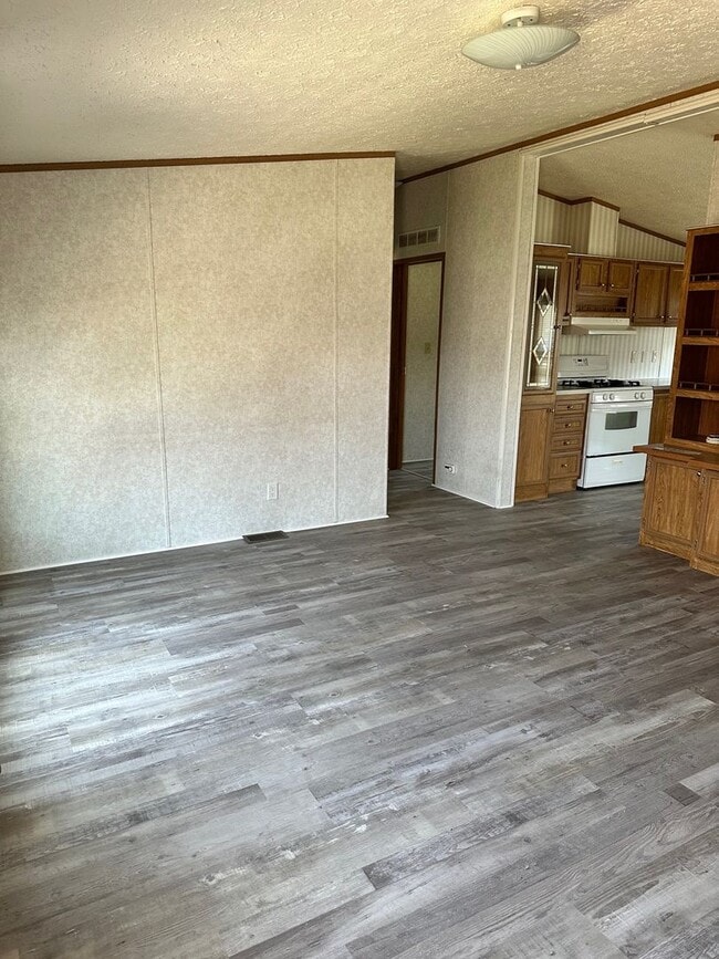 Building Photo - Centrally Located 3 BD 2 BA Modular Home