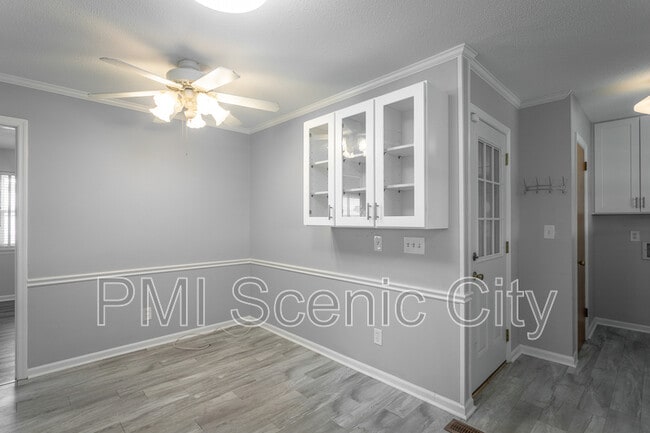 Building Photo - 8140 Holly Crest Dr