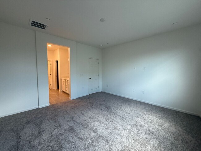 Building Photo - 3 bedroom, 2 bathroom home located in the vibrant community of Madera, CA