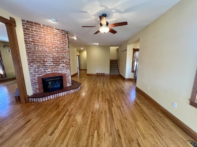 Building Photo - Charming Three Bedroom Home!