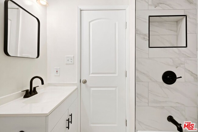 Building Photo - 8529 Saturn St