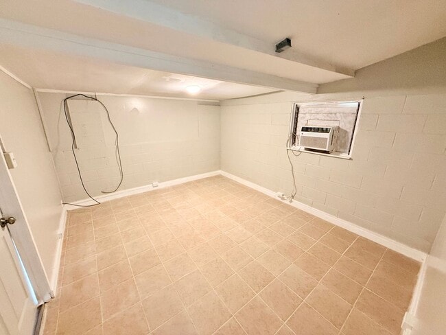 Building Photo - 4 Bedroom / 1 Bath House for Rent in Wailuku!