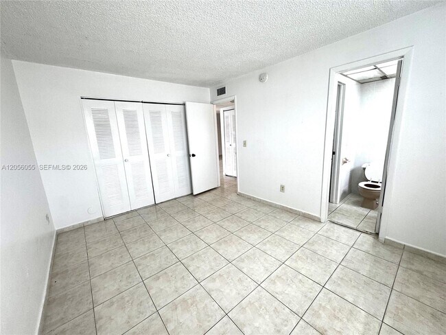 Building Photo - 888 NE 132nd St