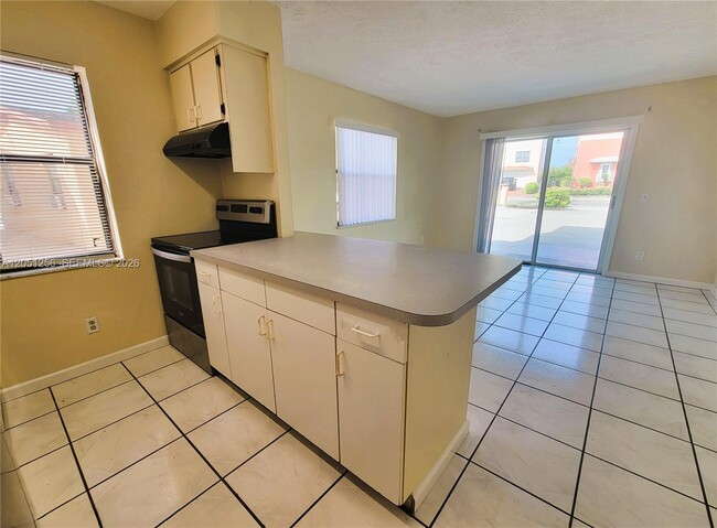 Building Photo - 307 S Ocean Dr