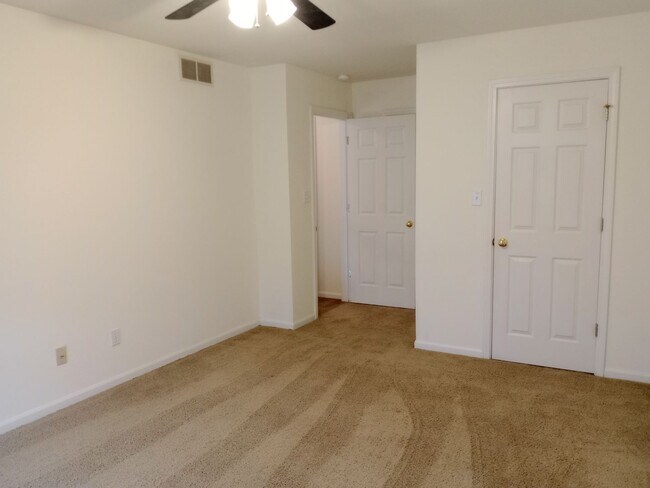 Building Photo - 2401-2403-2403 Northampton Dr