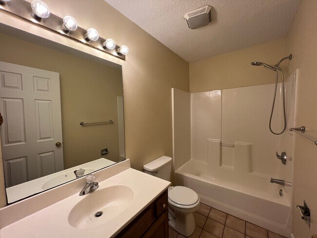 Building Photo - 2413 Louise St