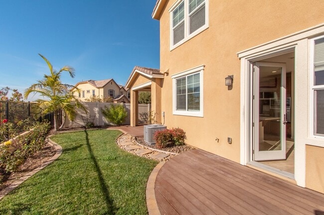 Building Photo - 4 Bed / 2.5 Bath Home with Premium Panoram...