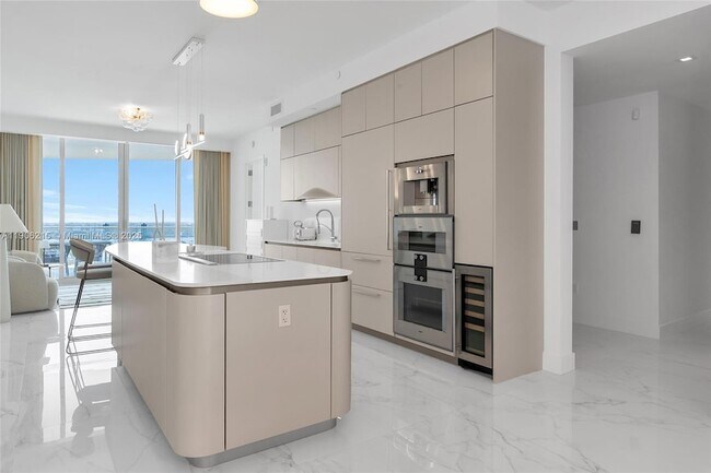 Building Photo - 16901 Collins Ave