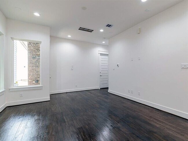 Building Photo - 2531 Hollister St