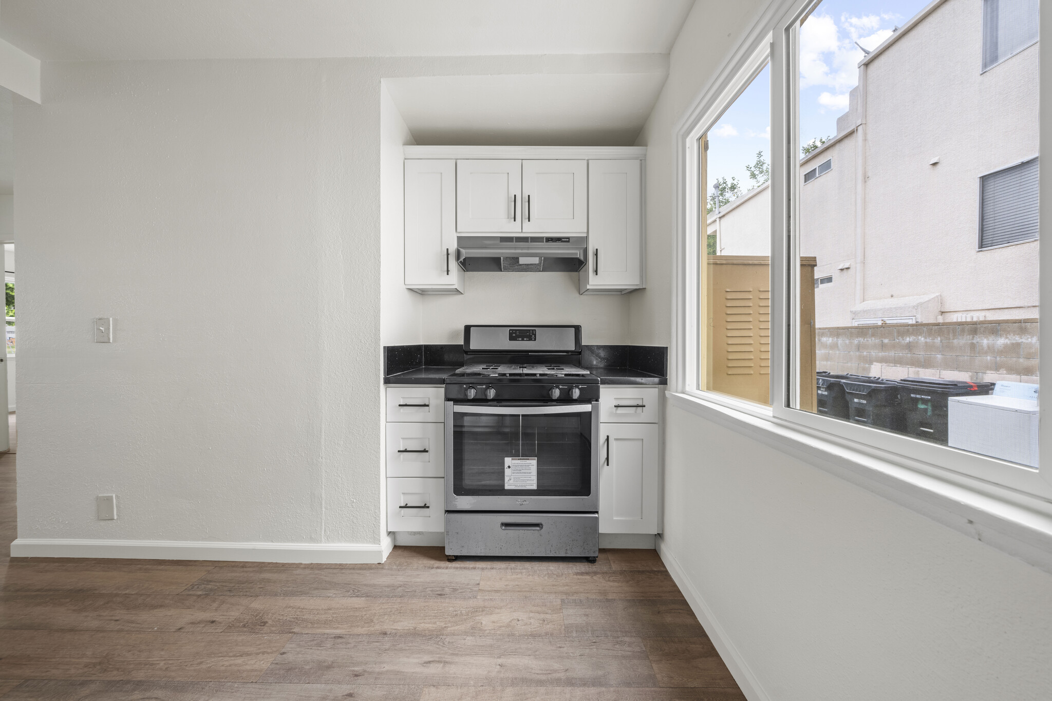 Building Photo - 6940 Woodley Ave