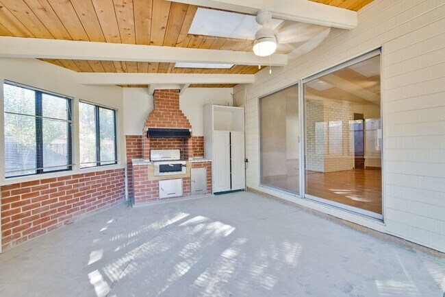 Building Photo - Hardwood Floors- Top Moreland SCH- SM Dogs Welcome- Close to Apple