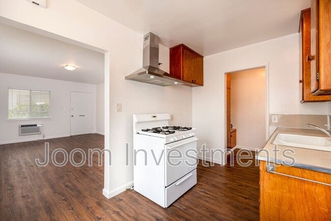 Building Photo - 818 Mayflower Ave