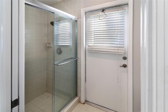 Building Photo - 11310 Lake Tree Ct