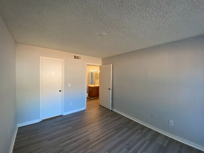 Building Photo - 5701 Gatlin Ave