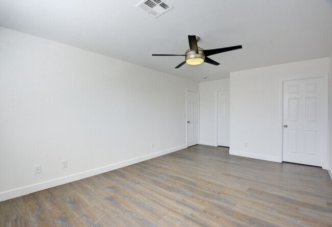 Building Photo - Renovated and Modern. This fantastic 2br in a gated community in Silverado Ranch has all the amen...