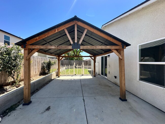 Building Photo - Spacious Tulare home coming soon!