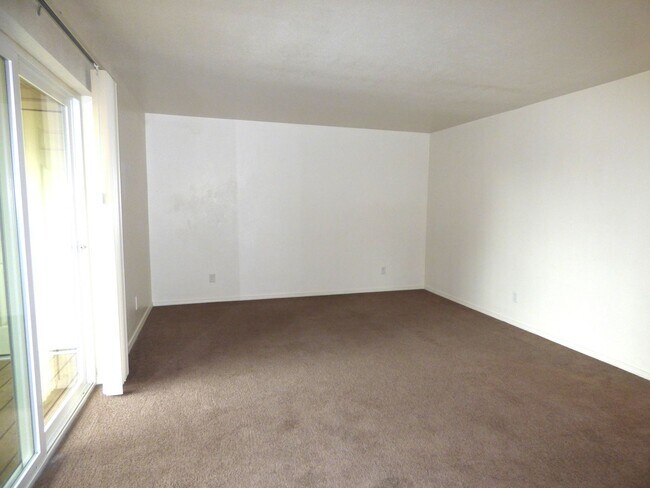 Building Photo - Rent Special: April's Rent FREE!! 2 Bedroom 1 Bath Unit NE Salem!