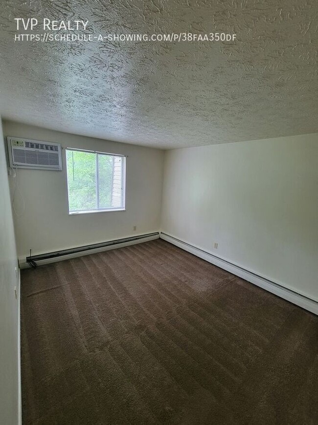 Building Photo - 1454 W River Rd N