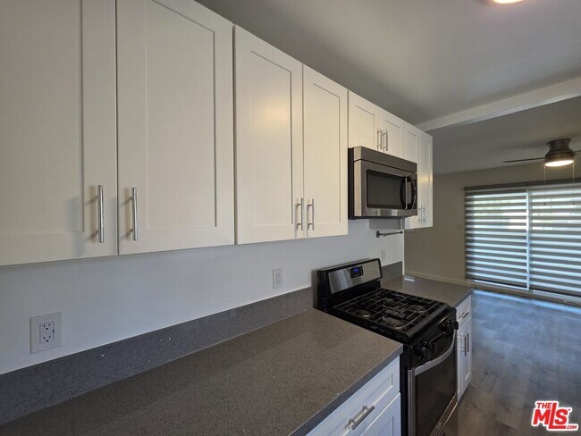 Building Photo - 10734 Palms Blvd