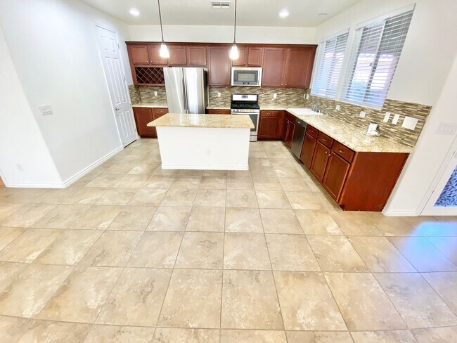 Building Photo - Inviting home with relaxing backyard spa in desirable Henderson location