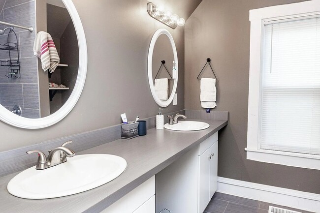 Building Photo - Stylish 3-Bedroom Apartment in Walnut Hill...