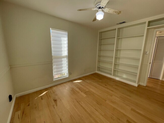 Building Photo - 6520 Havenside Dr