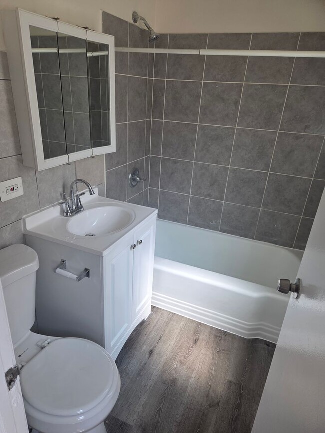 Building Photo - Charming 4BR Home with Spacious Layout, Mo...