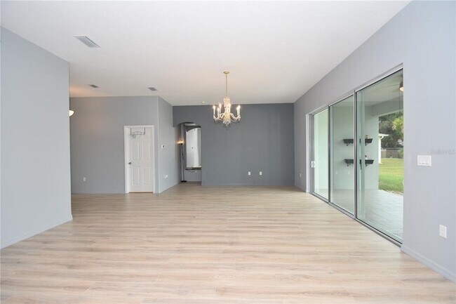 Building Photo - 2 Rae Pl