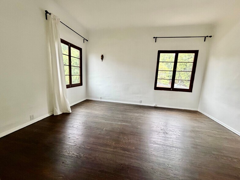 Building Photo - 1519 N Hayworth Ave