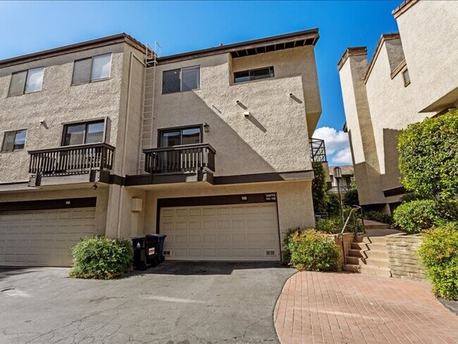 Building Photo - Spacious 3Beds+2.5Baths Townhouse With A B...