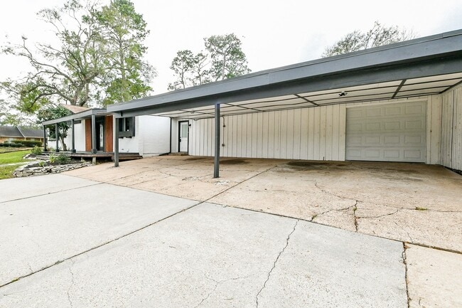 Building Photo - 6002 Greenmont Dr