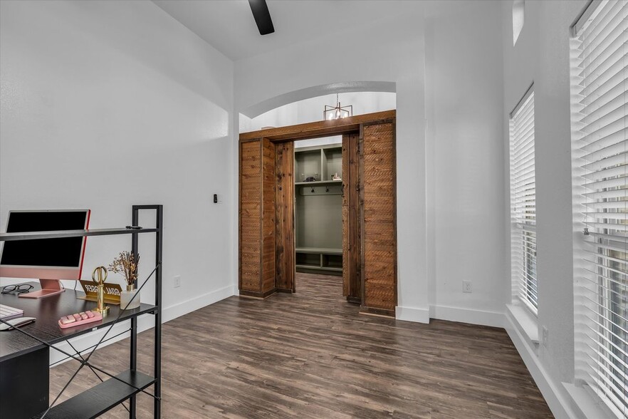 Building Photo - 10804 Aurora Dr