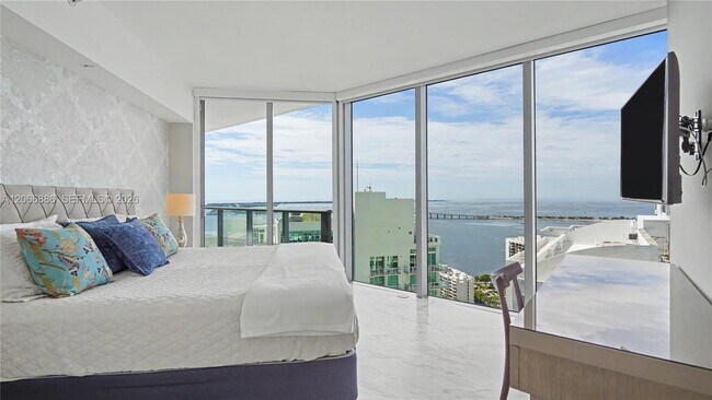 Building Photo - 1300 Brickell Bay Dr