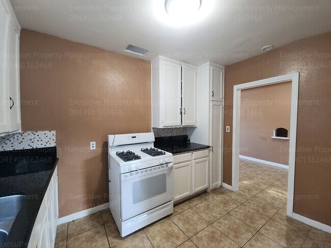 Building Photo - Charming 2 bedroom, 1 bathroom house near ...