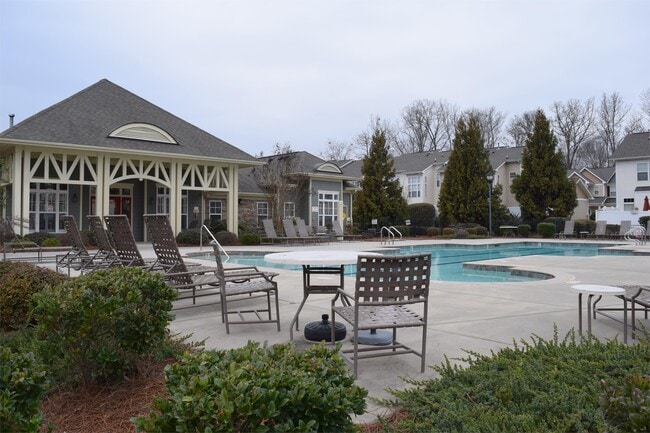Building Photo - 2757 Silverthorn Dr