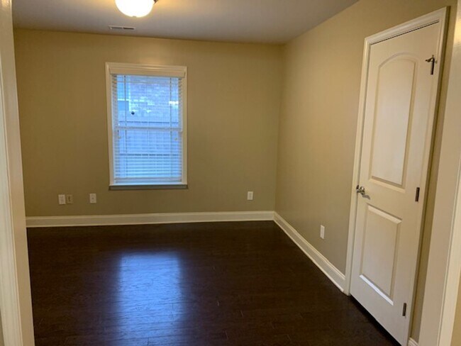 Building Photo - COMING SOON 8/8/25-BEAUTIFUL 4/2 BRICK HOM...