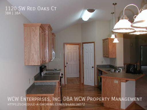 Building Photo - 1120 SW Red Oaks Ct