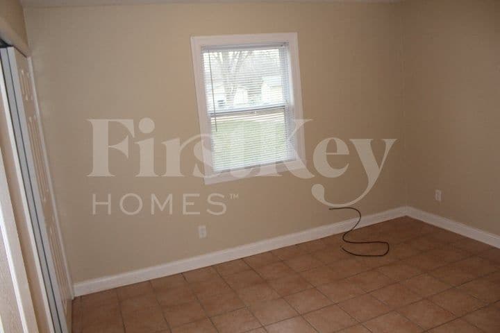 Building Photo - 9440 Port Royal Dr