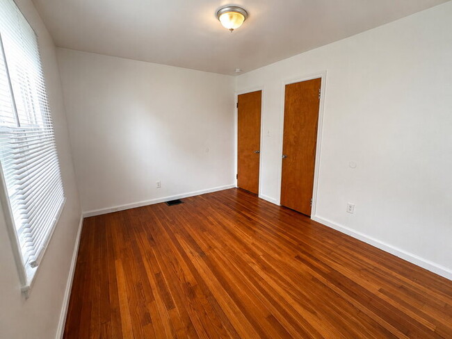 Building Photo - EAST SIDE 3 BEDROOM WITH BASEMENT!  AVAILABLE NOW!