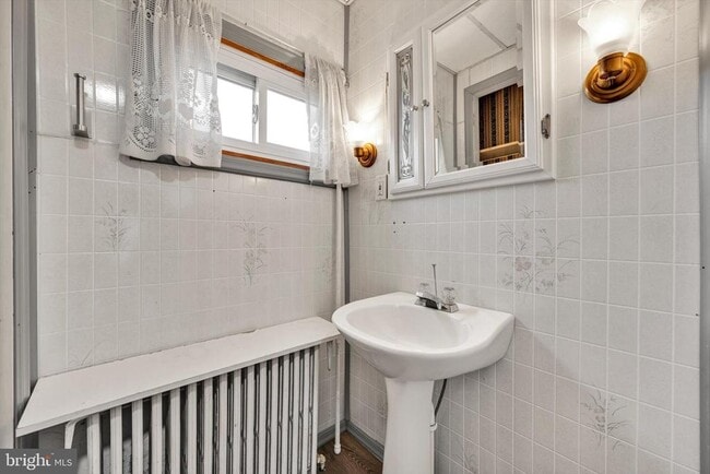 Building Photo - 523 W Oak St