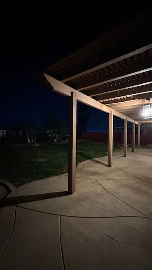 Building Photo - Luxurious 4-Bedroom View Home in Desirable...