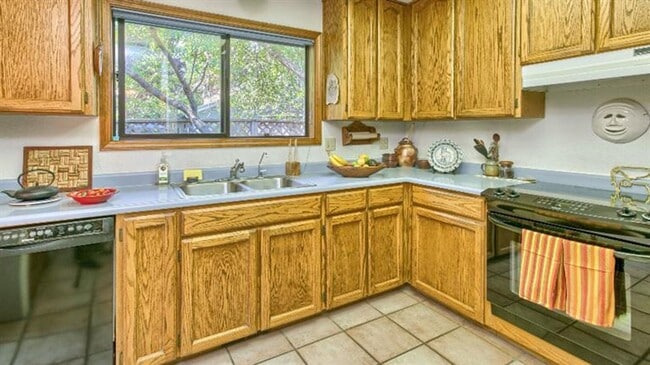 Building Photo - Serene 3 bed/2 bath home in beautiful garden setting | Available June