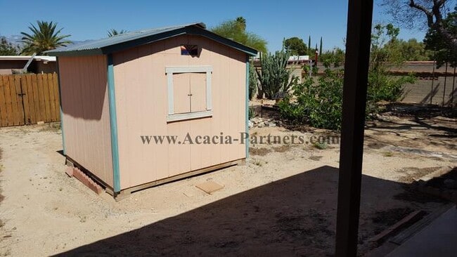 Building Photo - 3 Bedroom Eastside w/ Carport, Fireplace &...