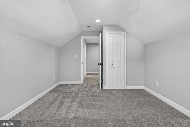 Building Photo - 2403 Kingsway Rd