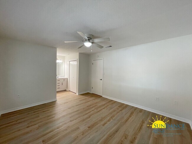 Building Photo - Newly Renovated 2BR Townhouse in Fort Walt...