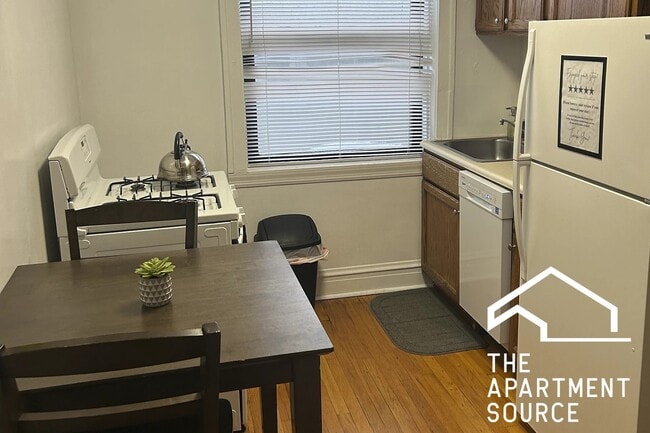 Building Photo - 1911 W Larchmont Ave