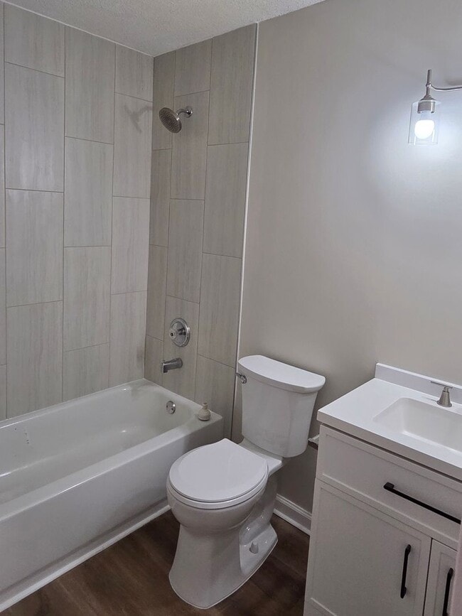 Building Photo - Updated 3 bed 2.5 bath Townhome located in...