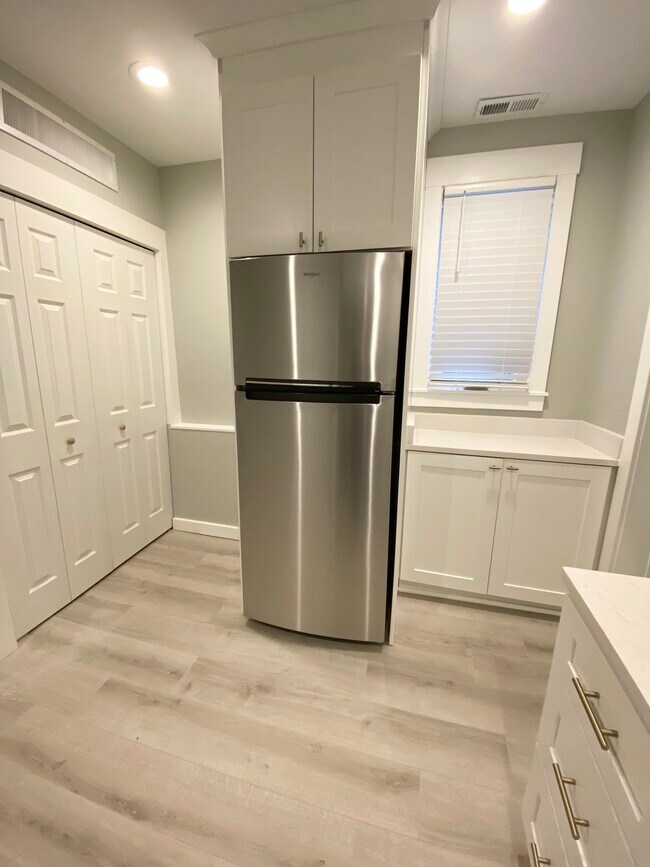 Building Photo - 512 Elsmere St